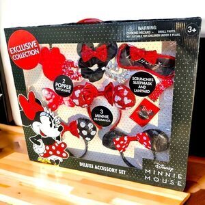Disney Exclusive Collection Minnie
Mouse Deluxe Travel Accessory
Headband Set